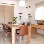 Naelia Vila